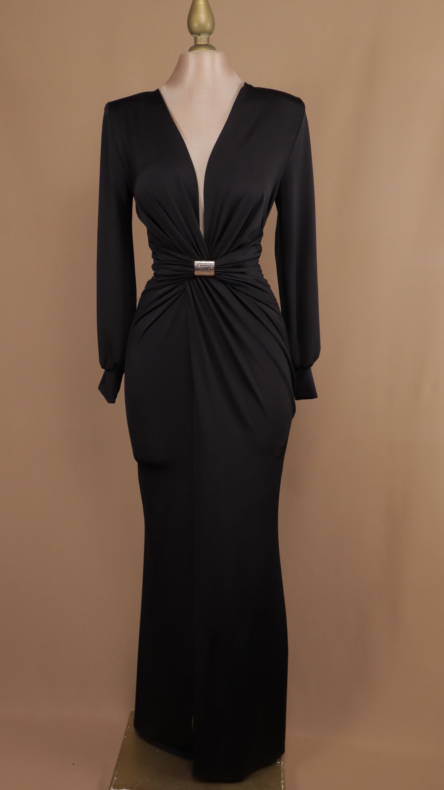 Vestido largo corte sirena escote v
