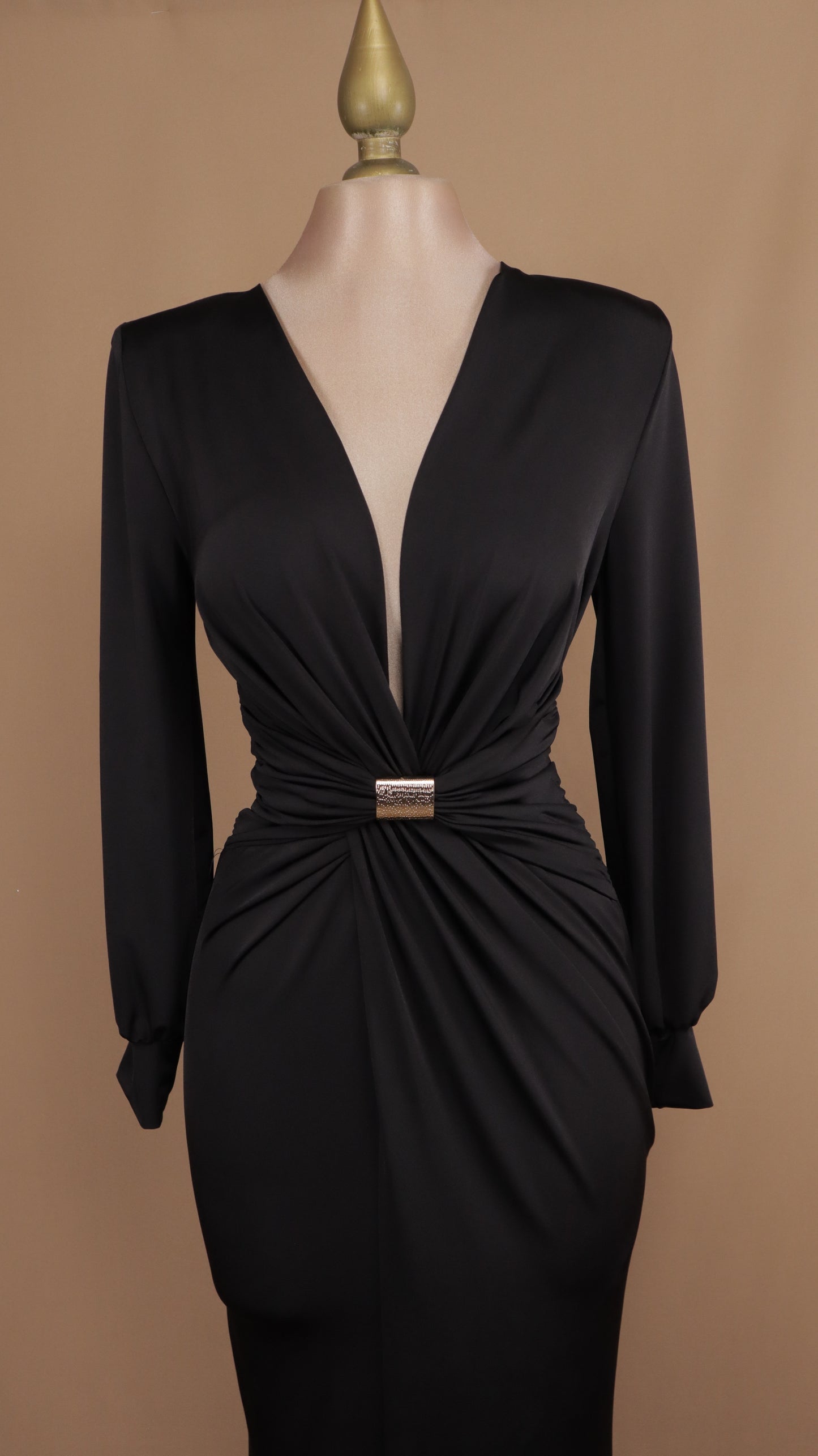 Vestido largo corte sirena escote v