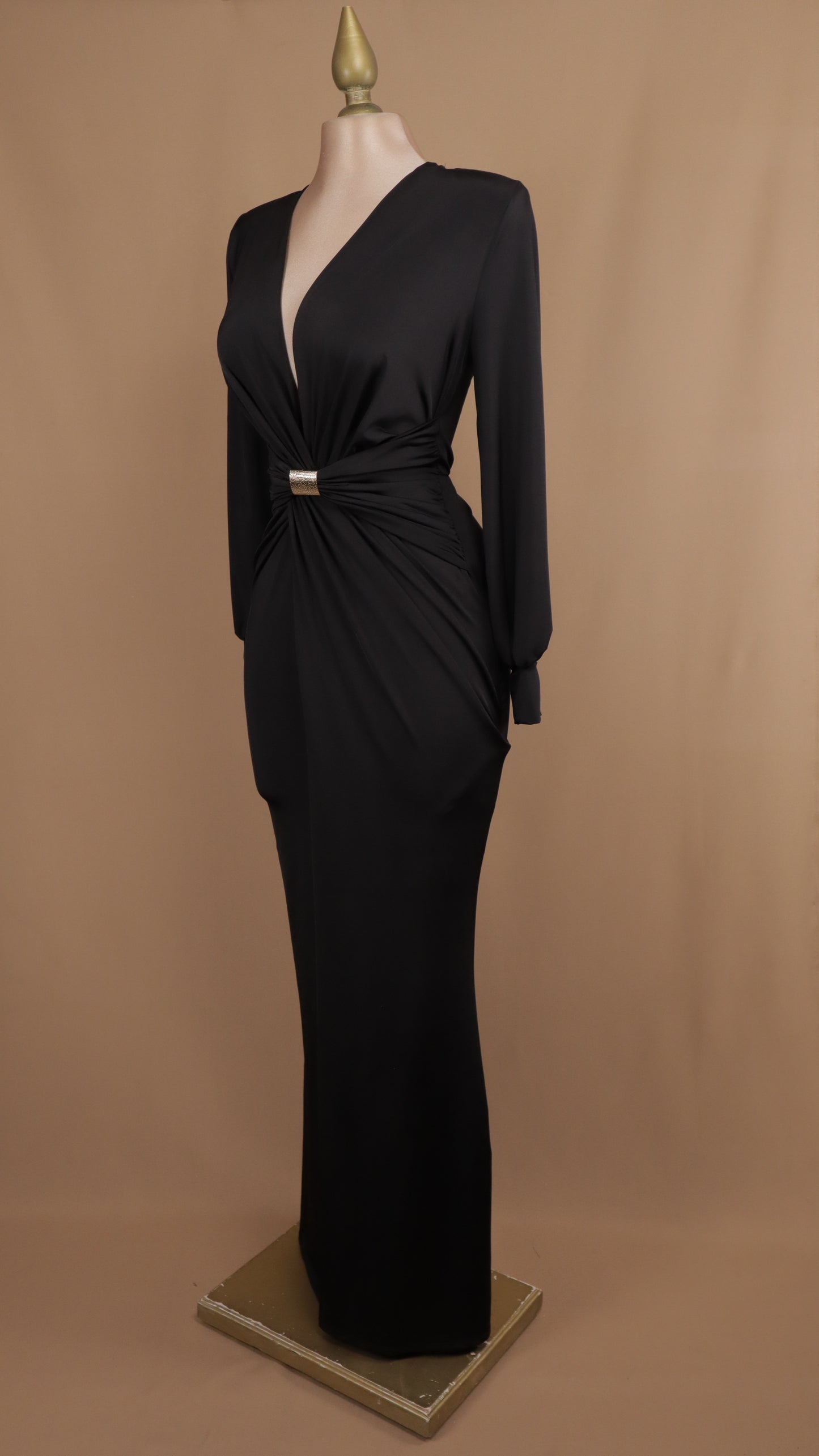 Vestido largo corte sirena escote v