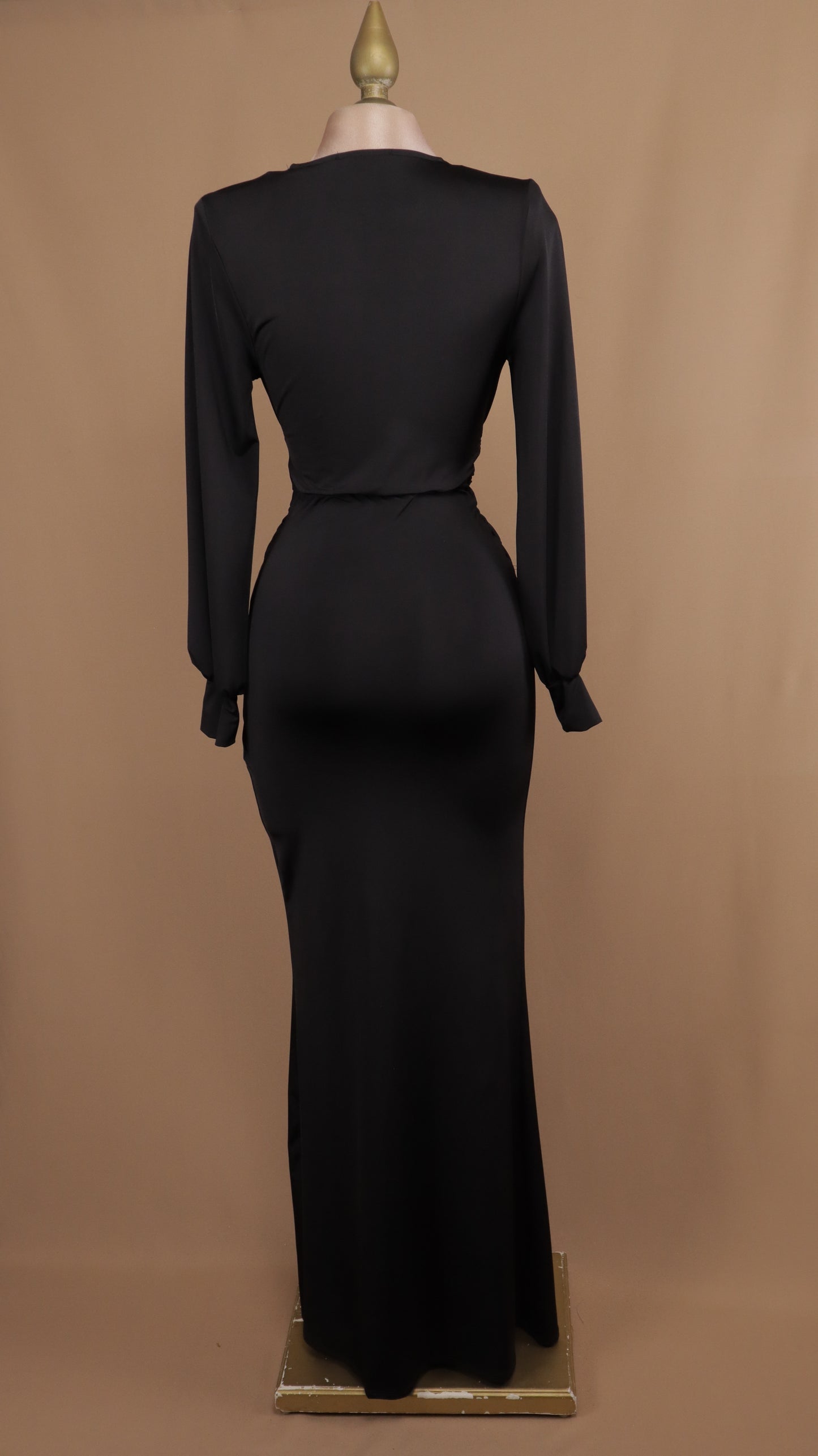 Vestido largo corte sirena escote v
