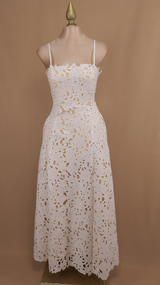 Vestido largo de encaje con fondo beige de tirantes