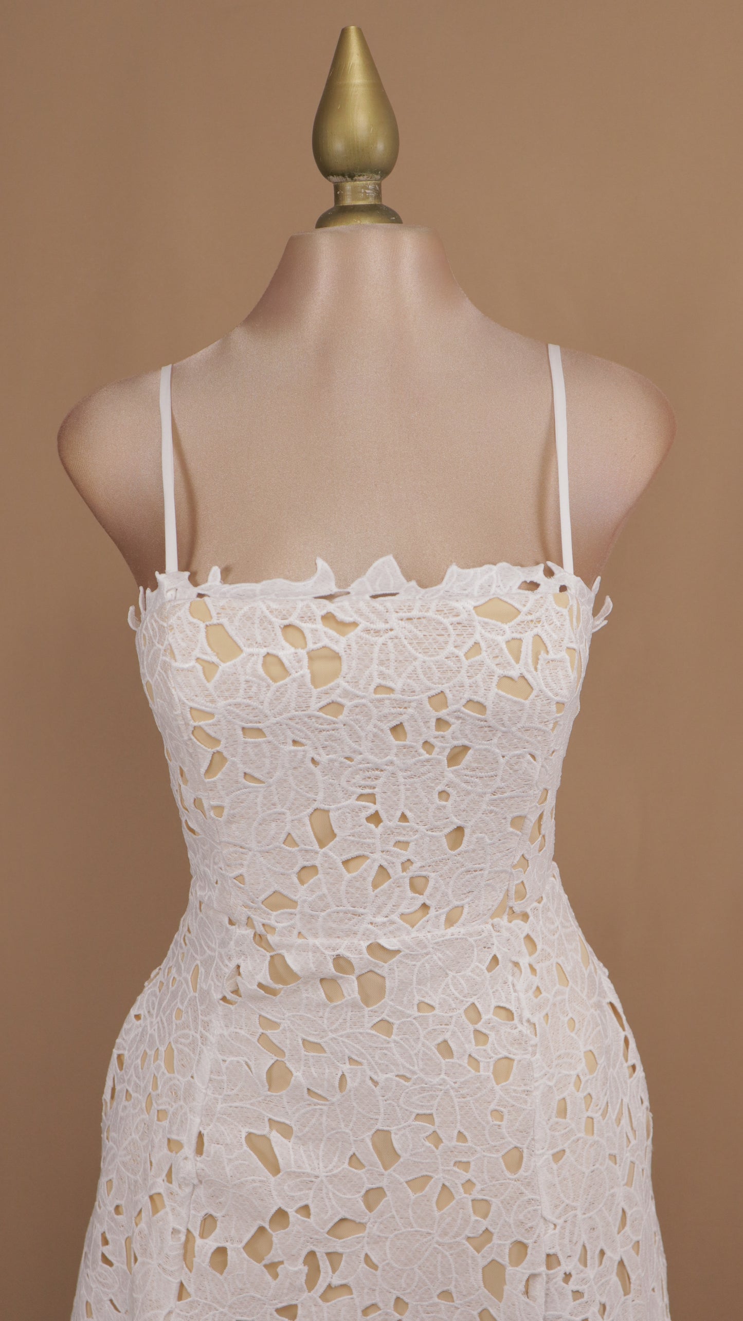 Vestido largo de encaje con fondo beige de tirantes