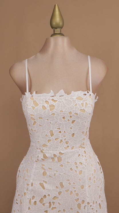 Vestido largo de encaje con fondo beige de tirantes