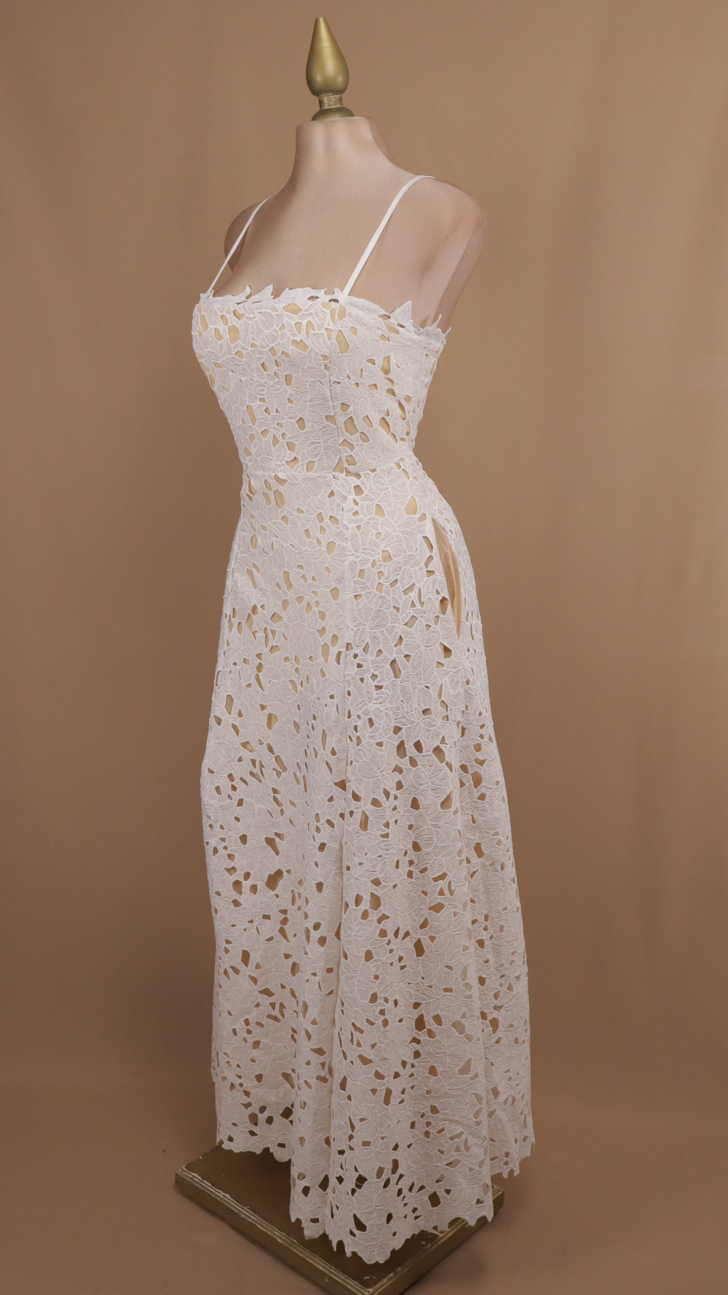 Vestido largo de encaje con fondo beige de tirantes