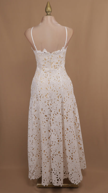 Vestido largo de encaje con fondo beige de tirantes