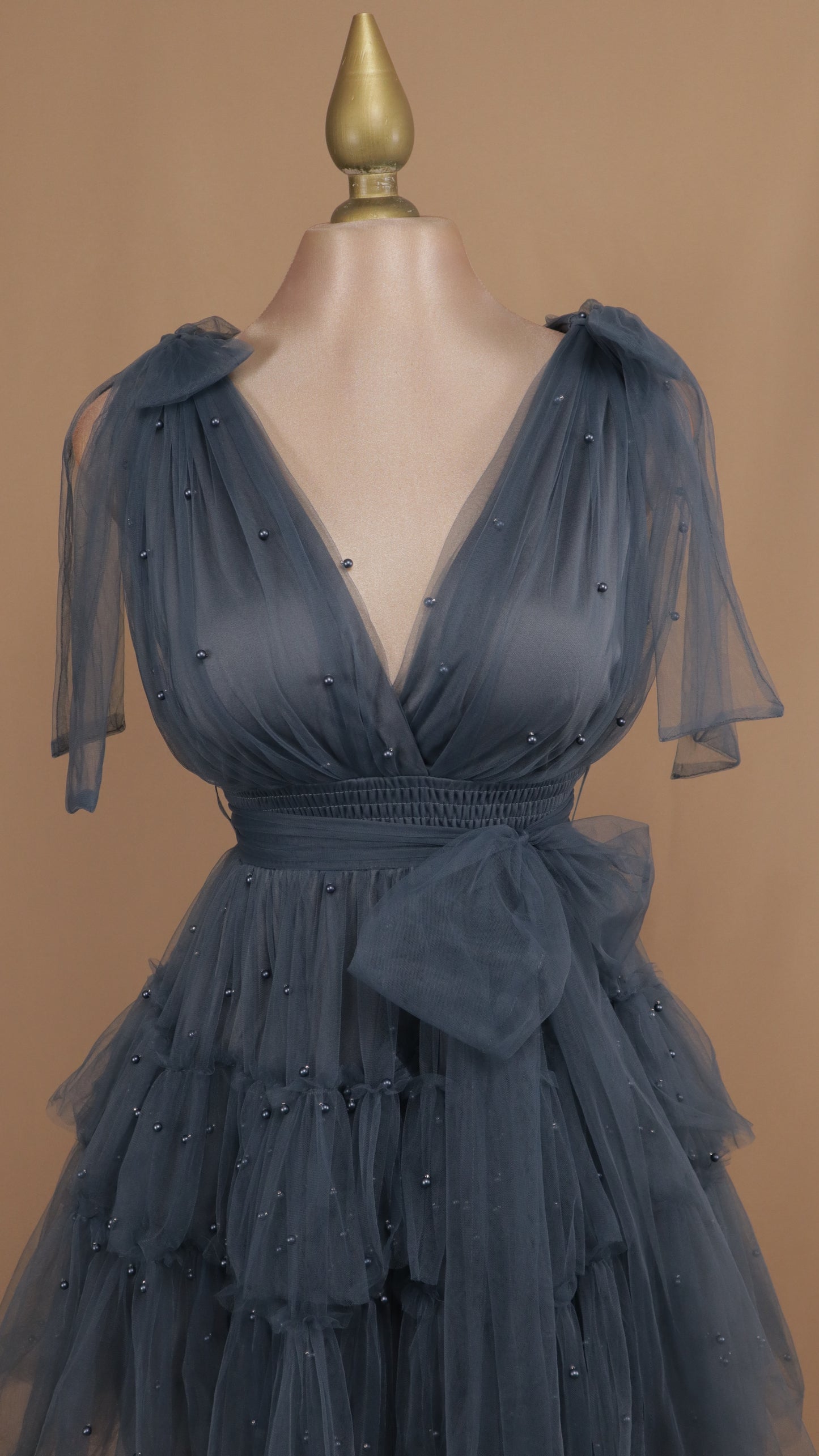 Vestido corto de tul y perlas