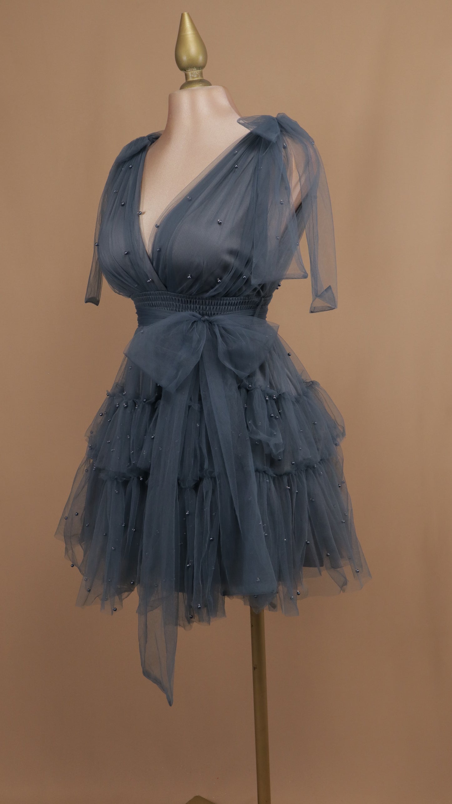 Vestido corto de tul y perlas