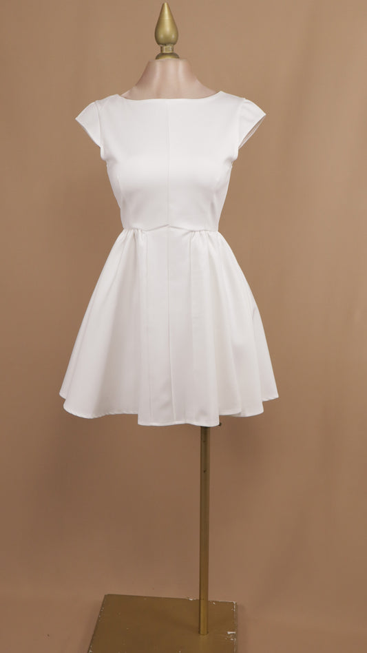 Vestido corto pomposo con escote en la espalda