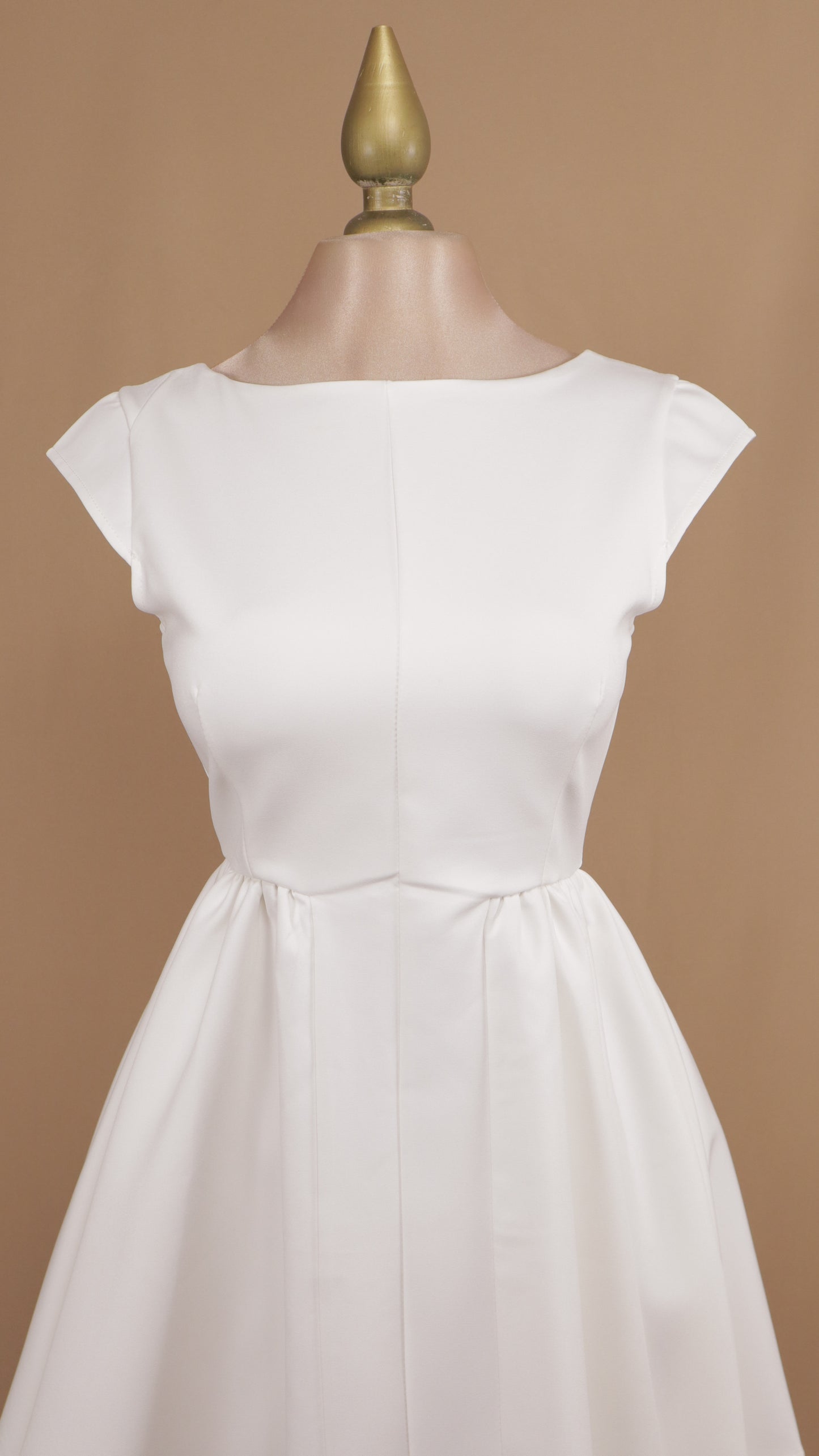 Vestido corto pomposo con escote en la espalda