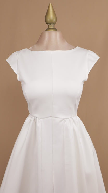 Vestido corto pomposo con escote en la espalda