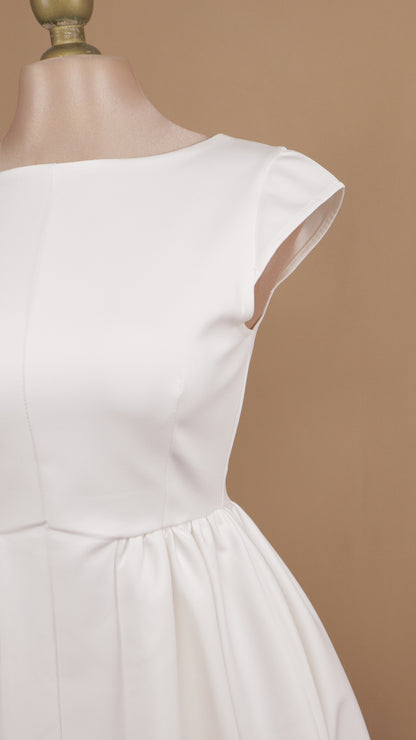 Vestido corto pomposo con escote en la espalda