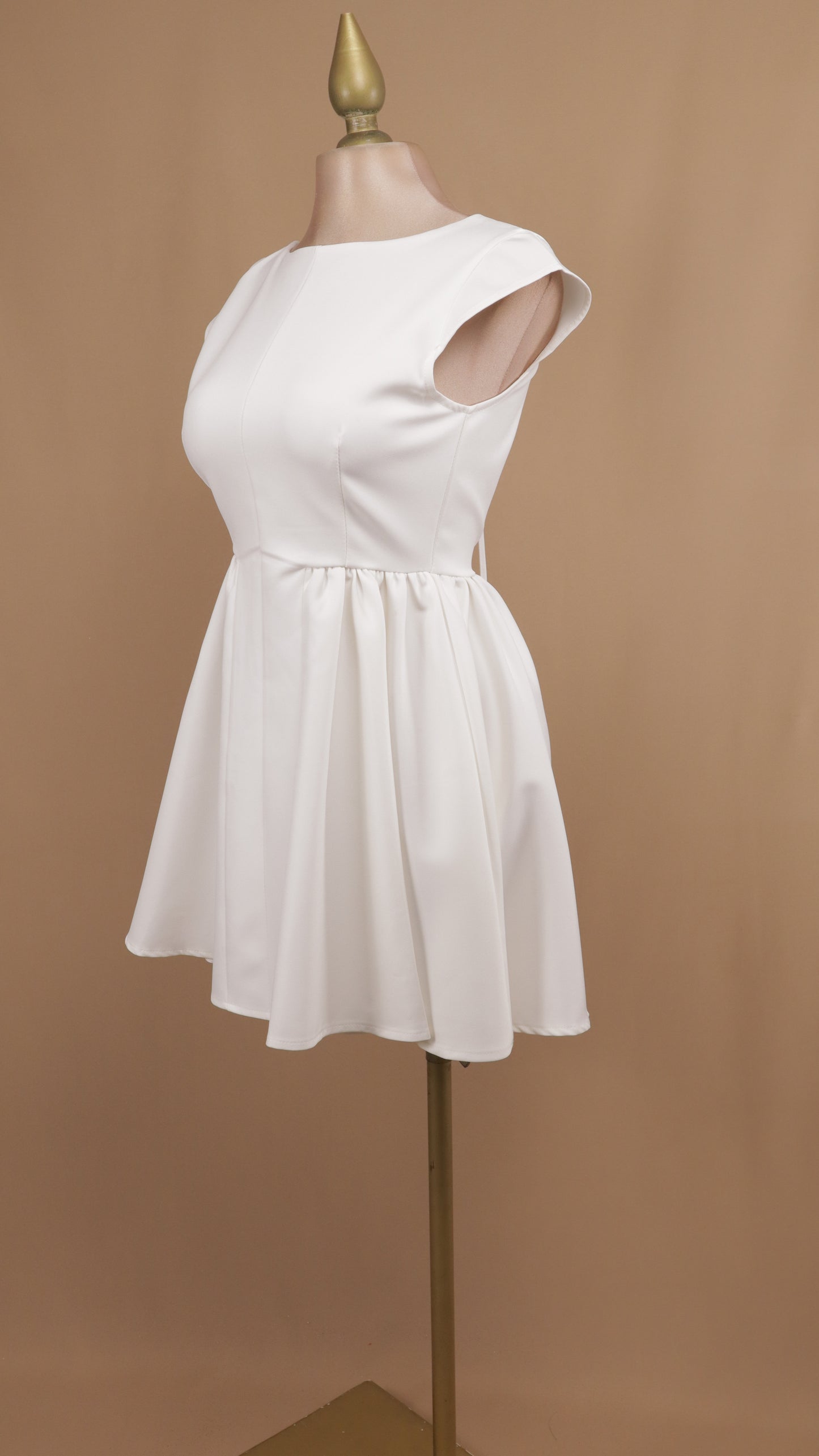 Vestido corto pomposo con escote en la espalda