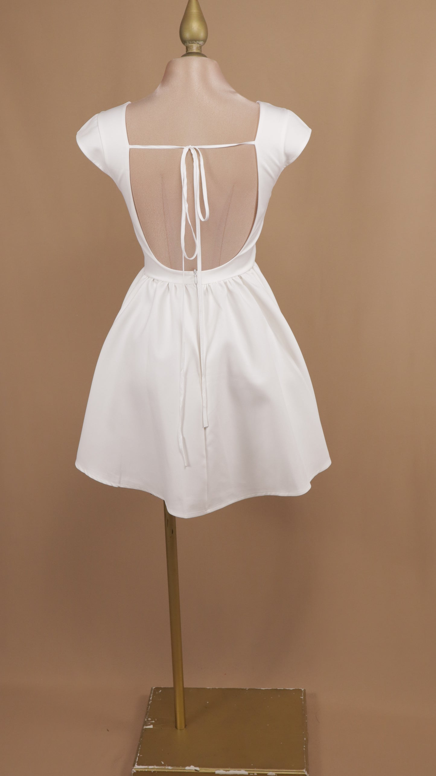 Vestido corto pomposo con escote en la espalda