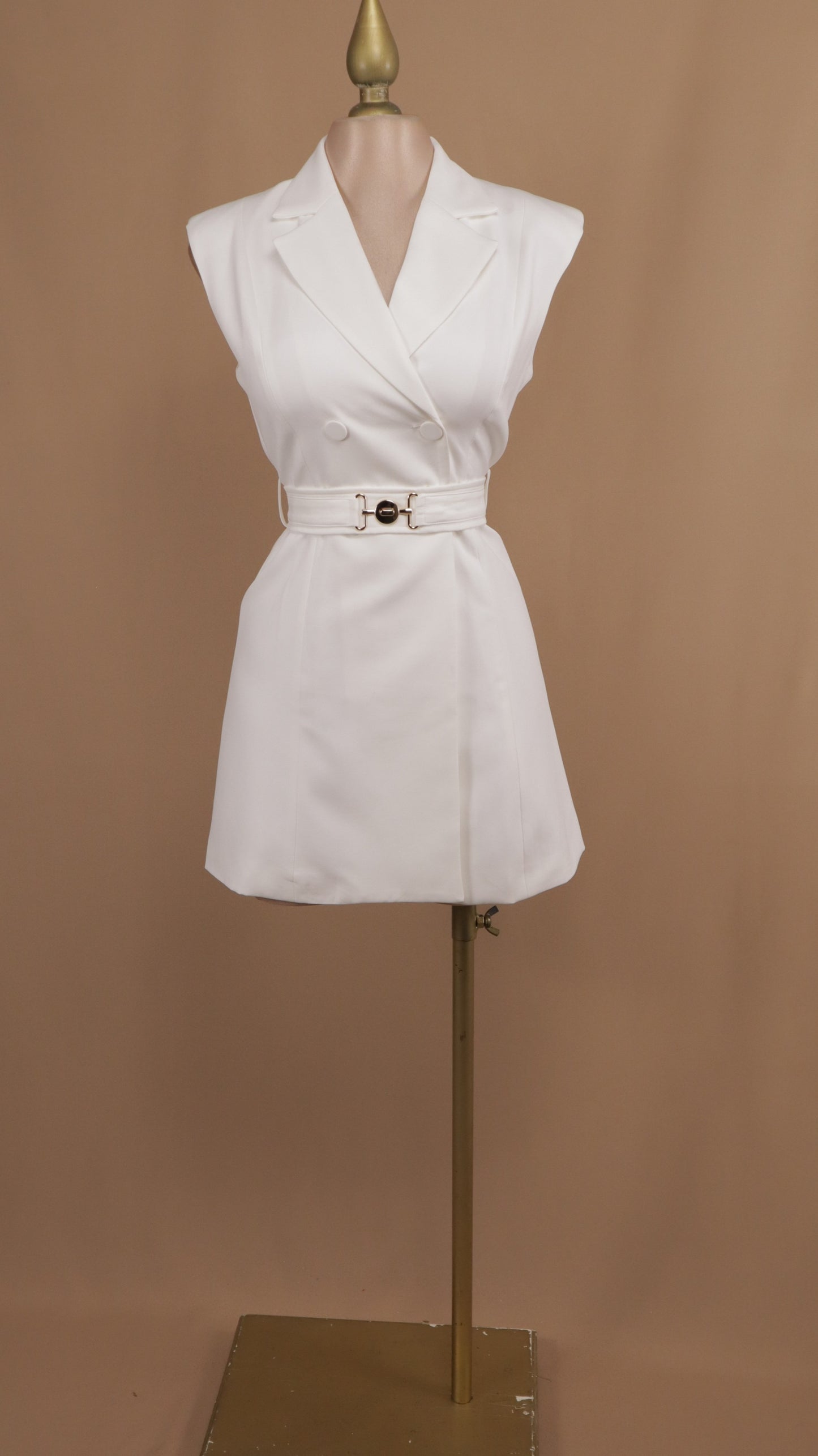 Vestido corto tipo blazer con cinto