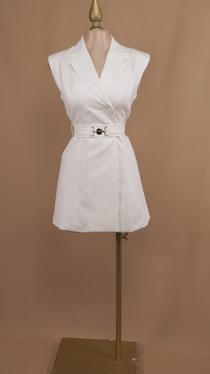 Vestido corto tipo blazer con cinto