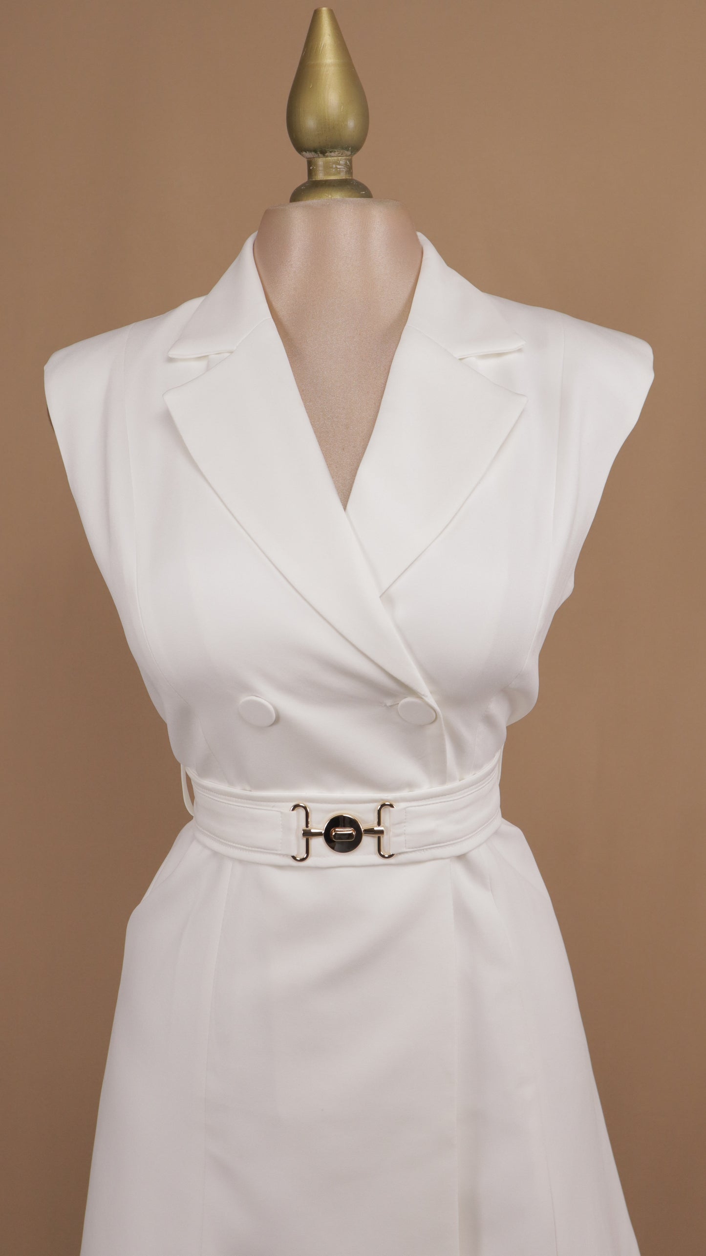 Vestido corto tipo blazer con cinto