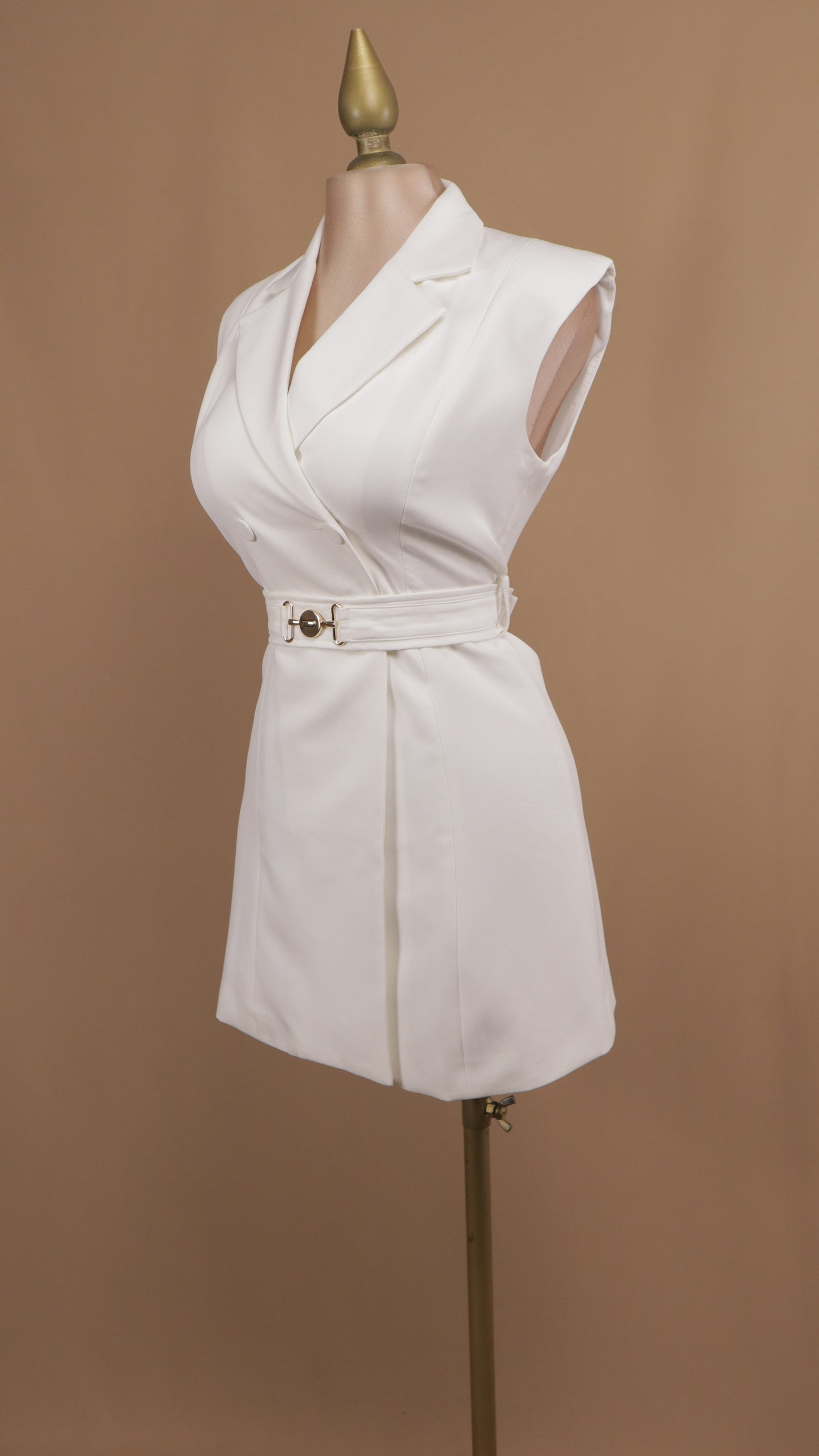 Vestido corto tipo blazer con cinto