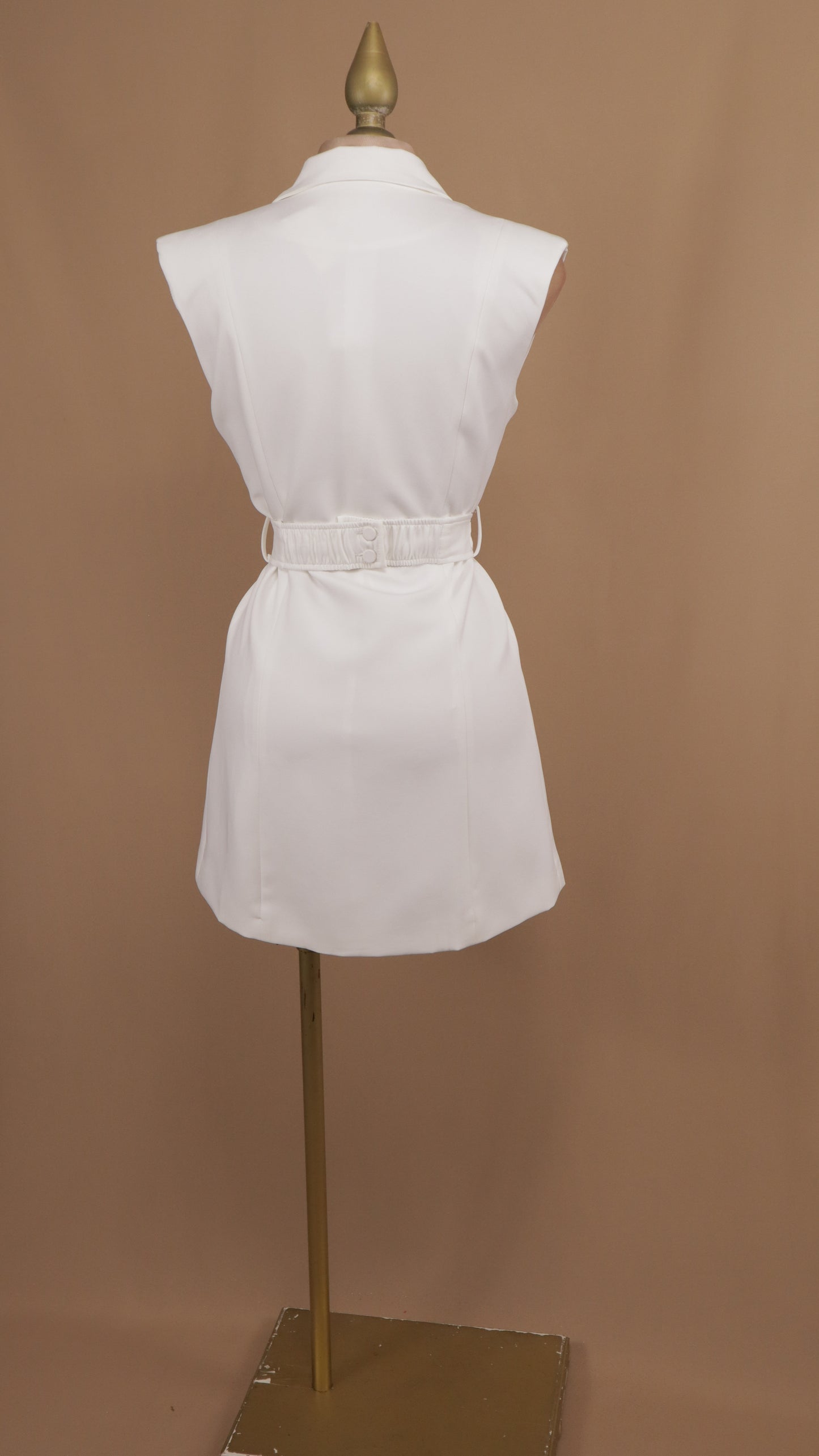 Vestido corto tipo blazer con cinto