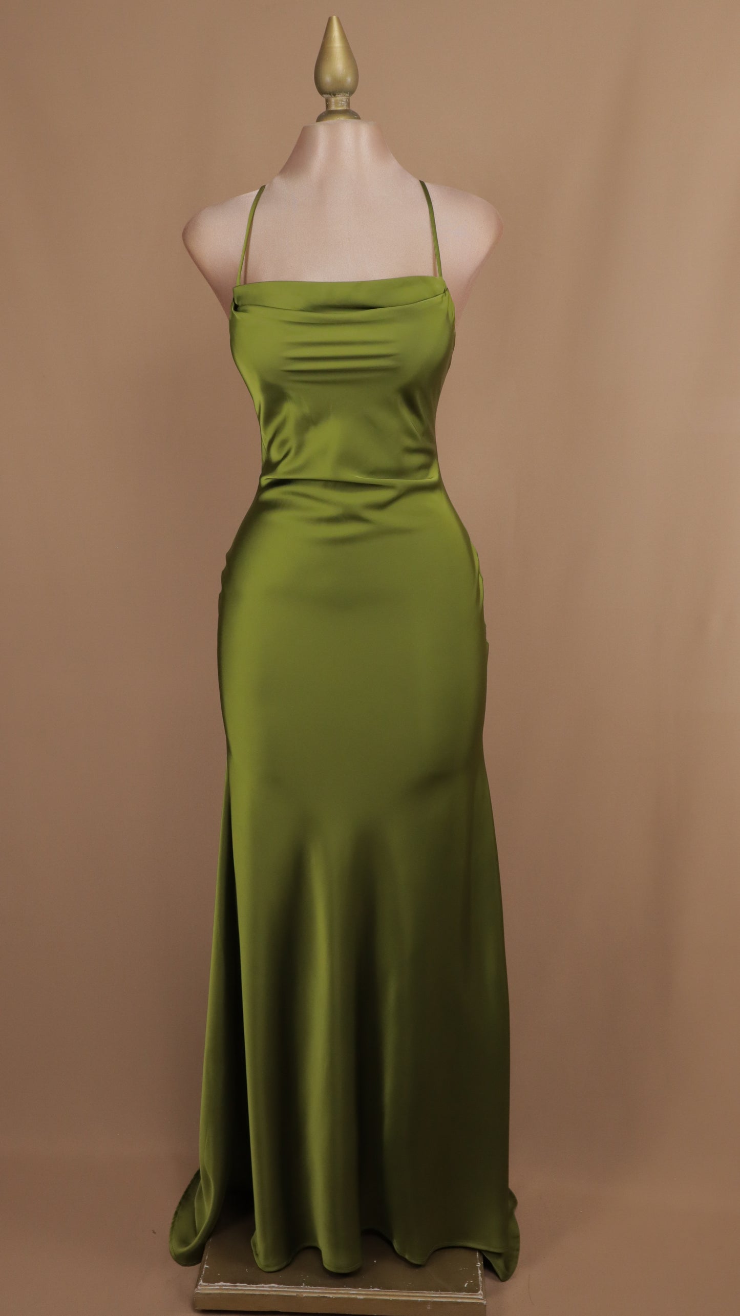 Vestido largo satinado con agujetas en la espalda