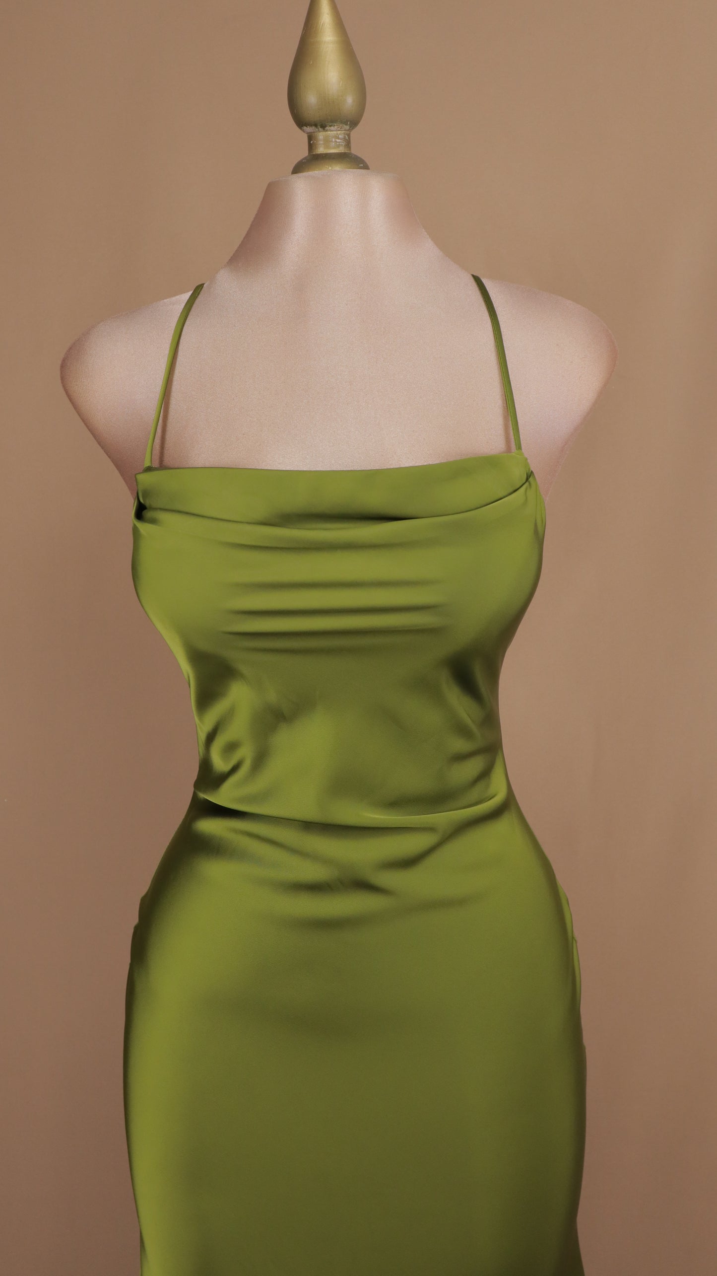 Vestido largo satinado con agujetas en la espalda