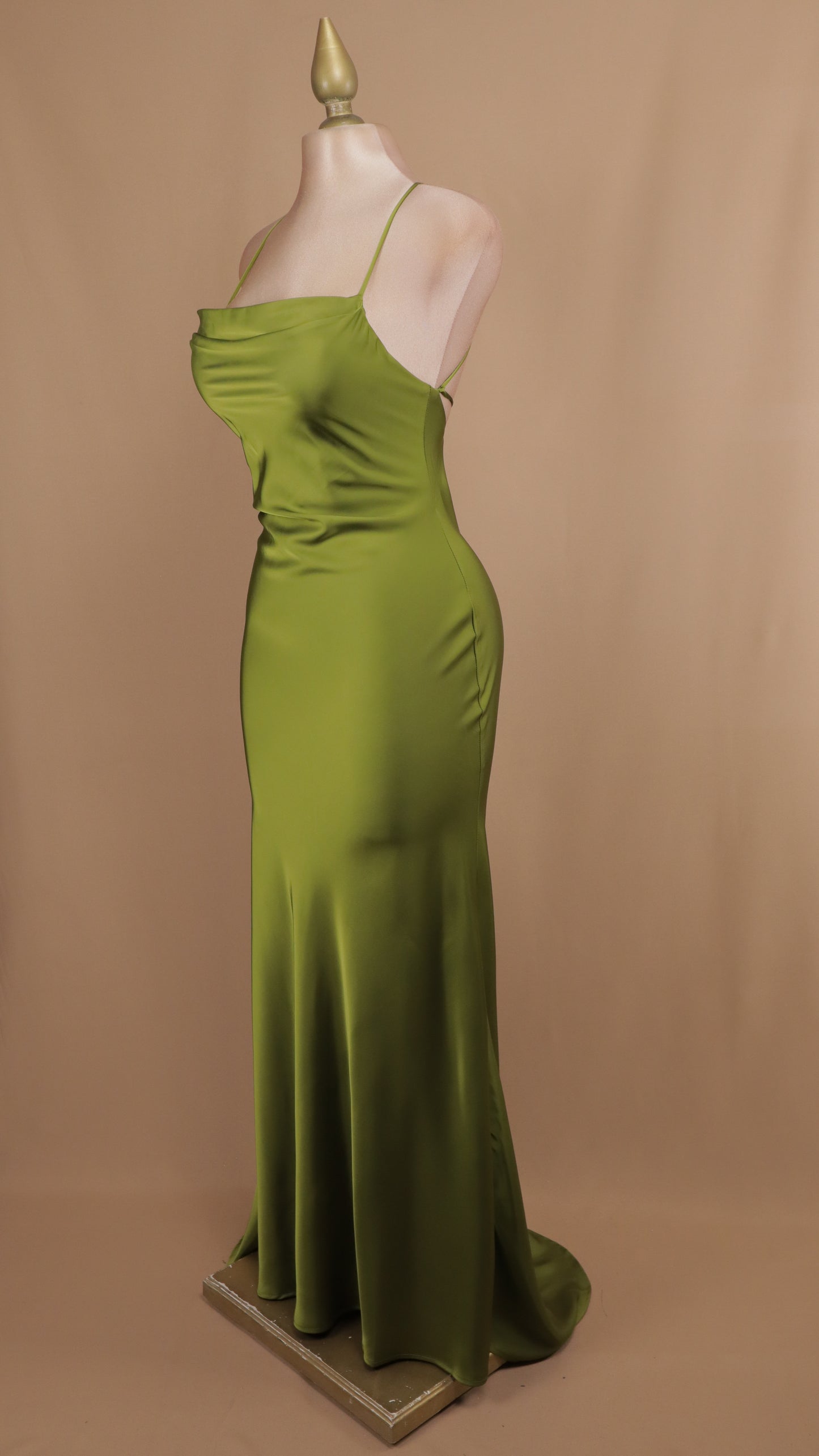 Vestido largo satinado con agujetas en la espalda