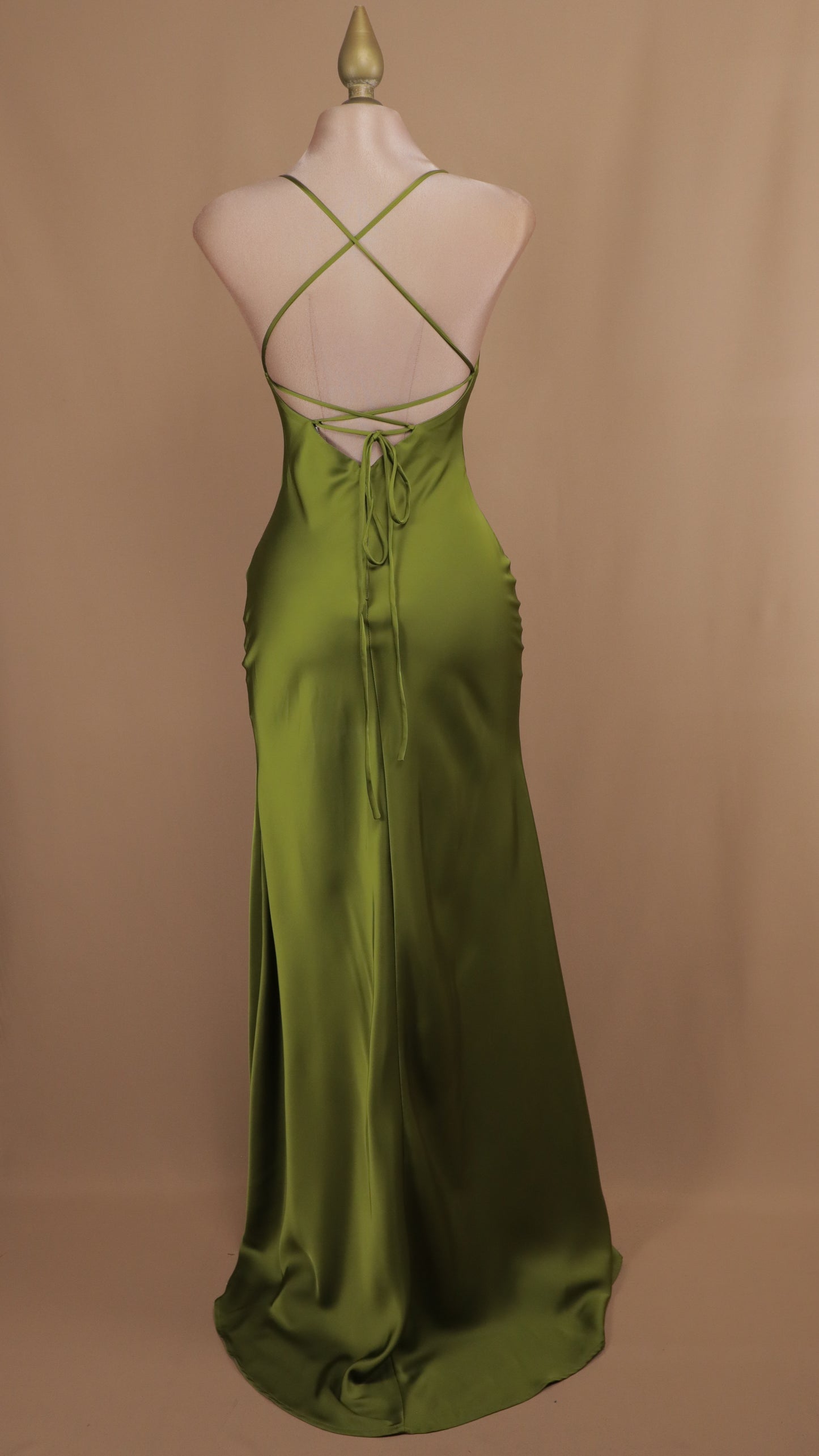 Vestido largo satinado con agujetas en la espalda