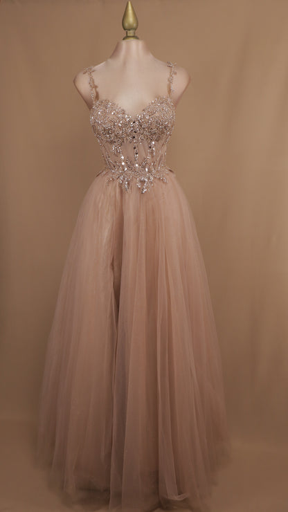 Vestido largo corte princesa con aplicación y corset