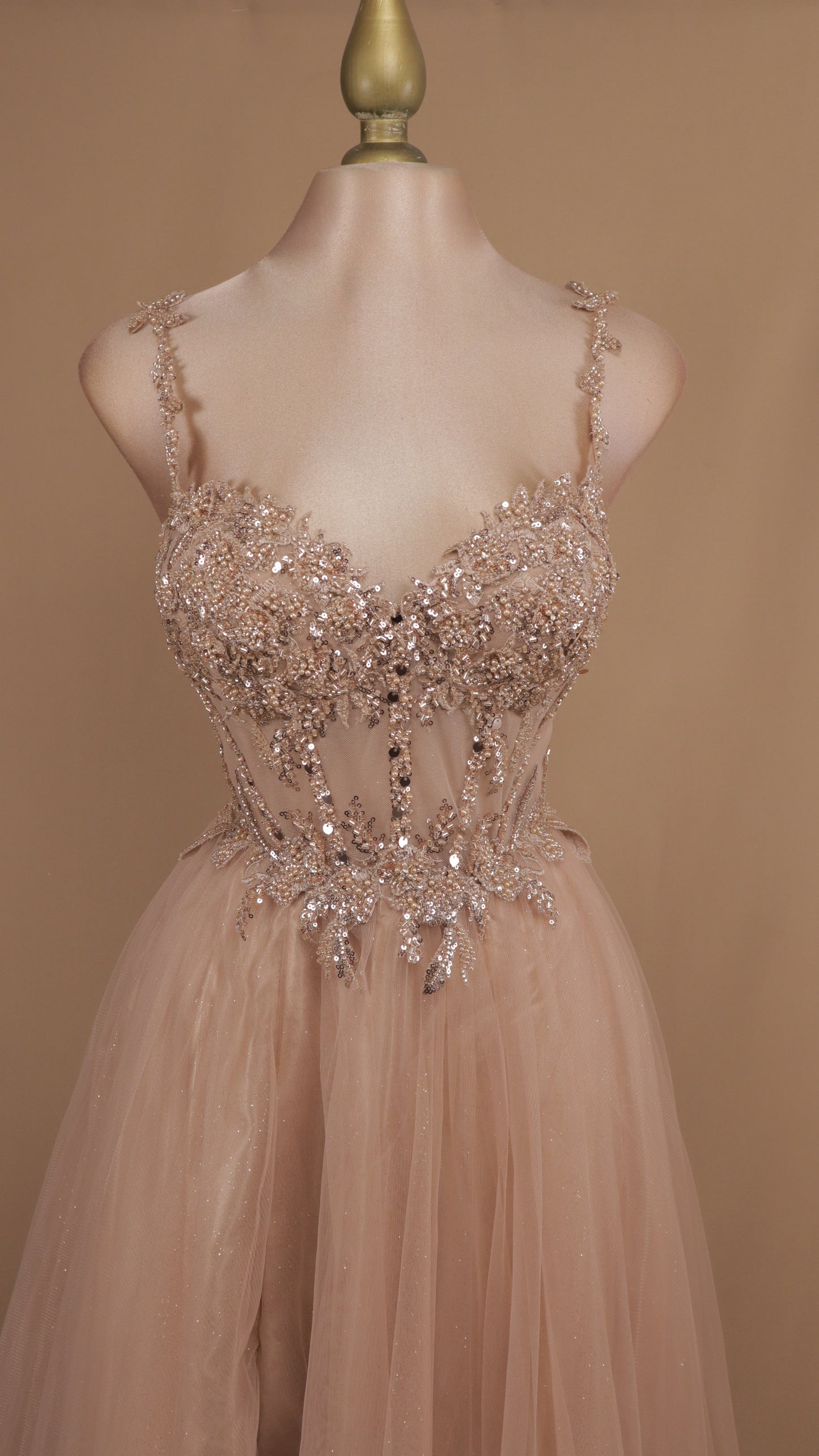 Vestido largo corte princesa con aplicación y corset
