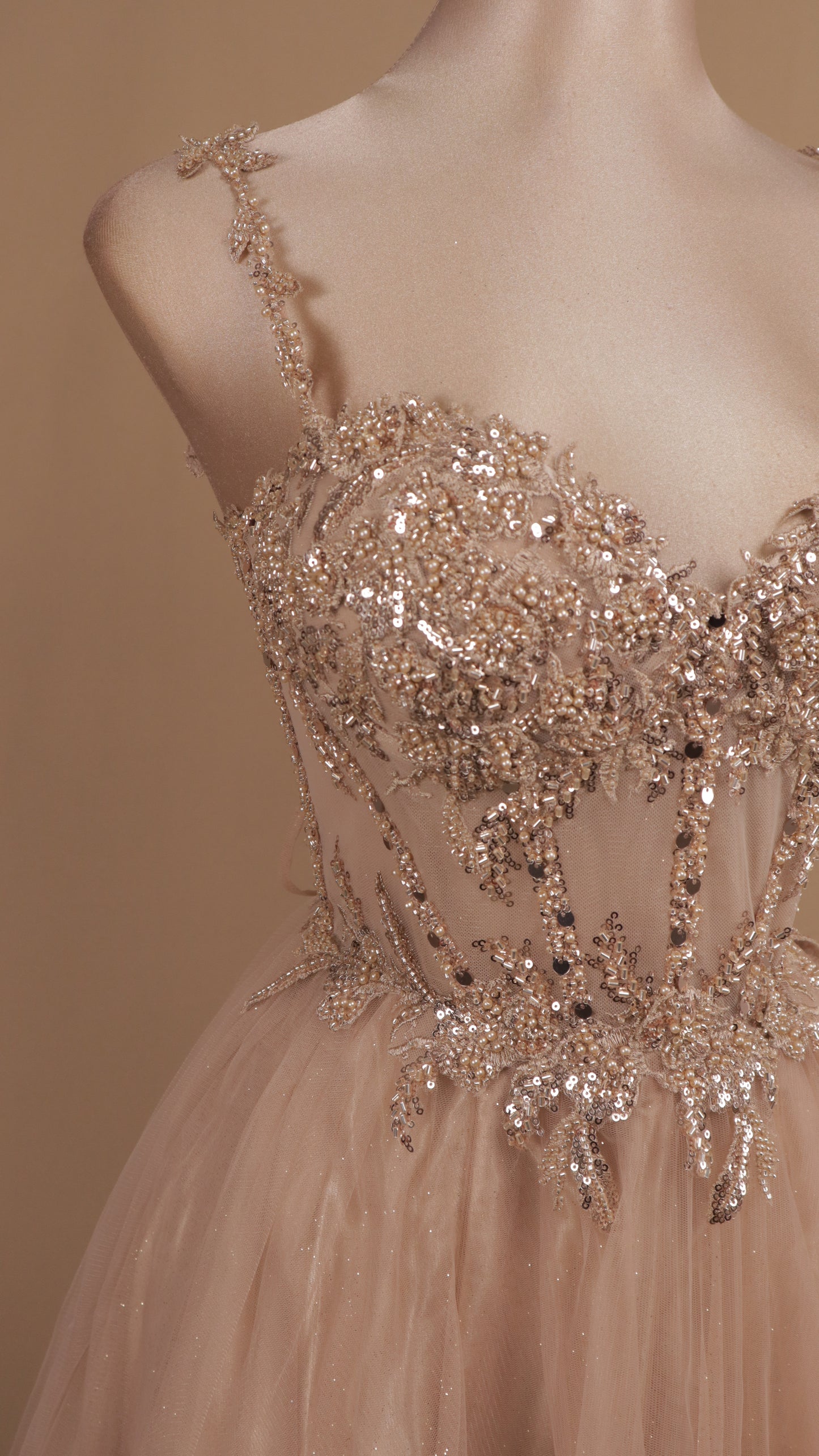 Vestido largo corte princesa con aplicación y corset