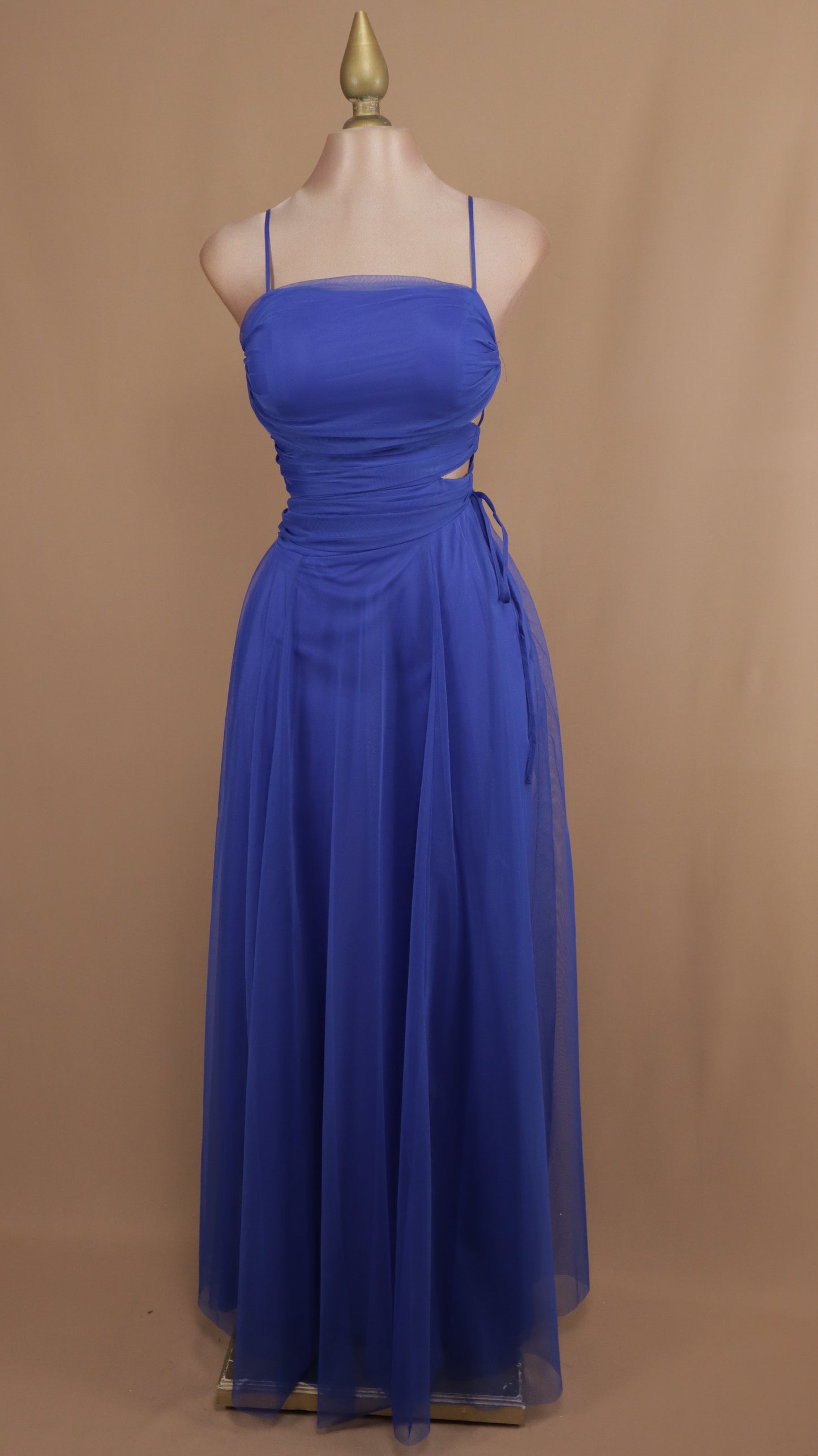 Vestido largo con escote en costado y tul