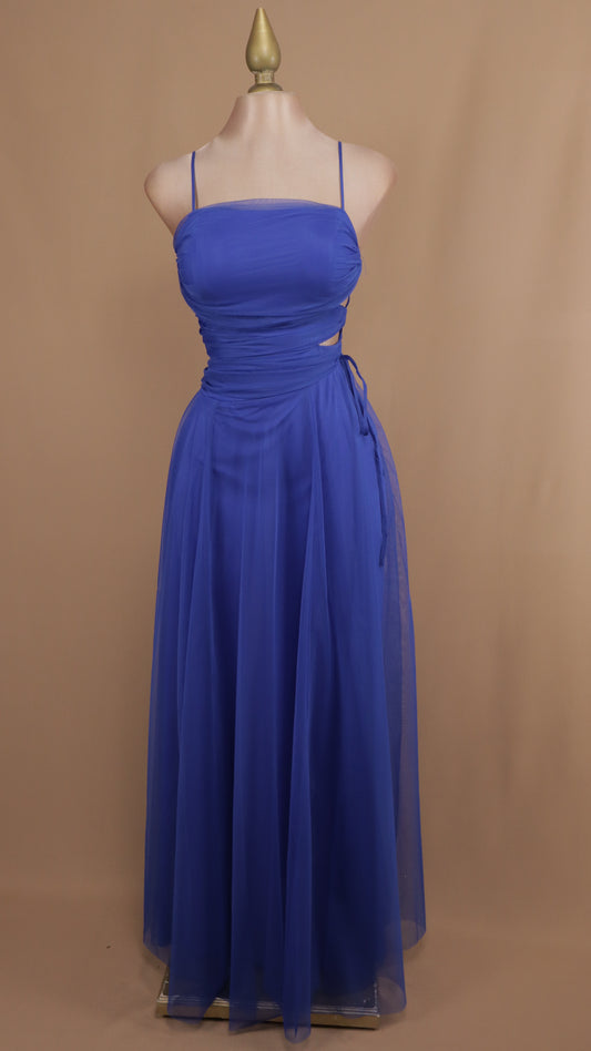 Vestido largo con escote en costado y tul