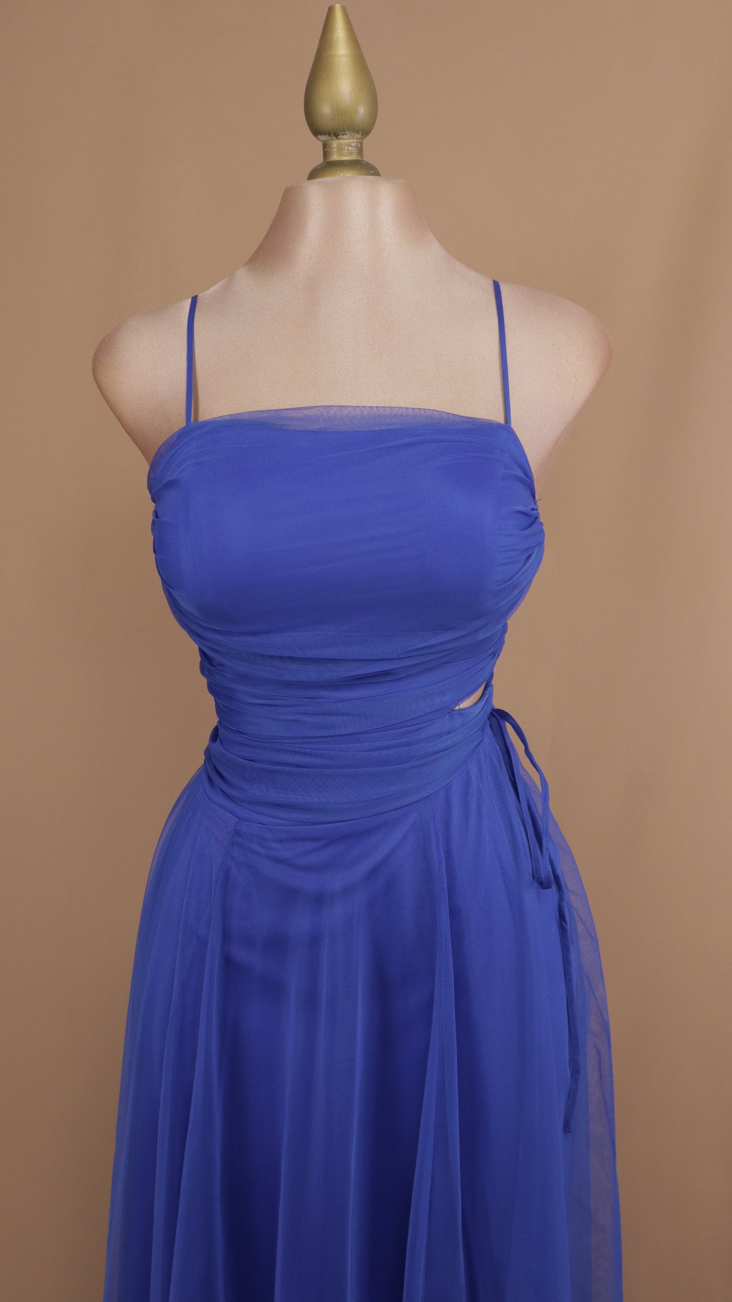 Vestido largo con escote en costado y tul