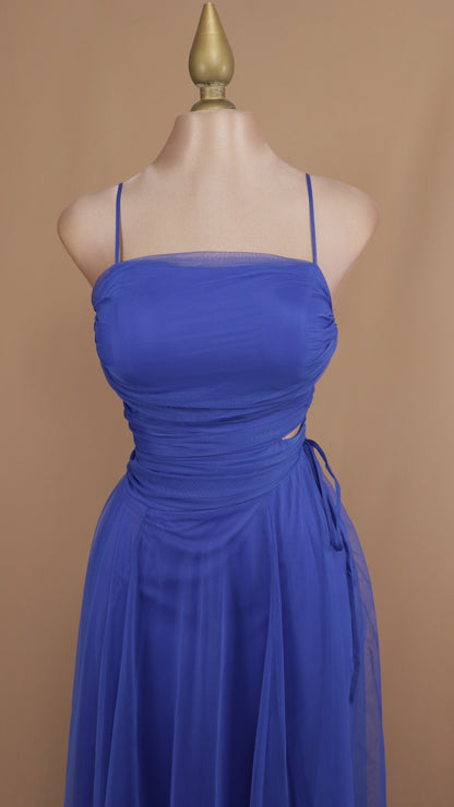 Vestido largo con escote en costado y tul