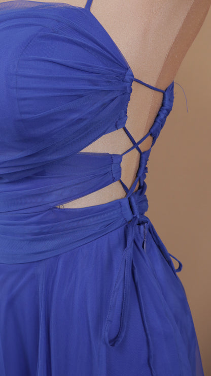 Vestido largo con escote en costado y tul
