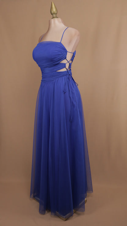 Vestido largo con escote en costado y tul