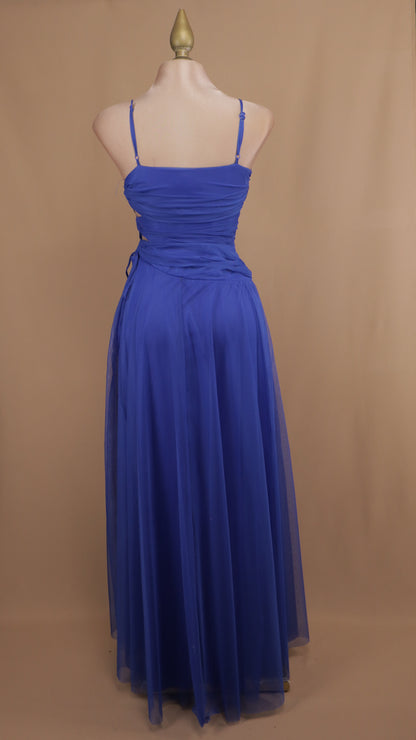 Vestido largo con escote en costado y tul
