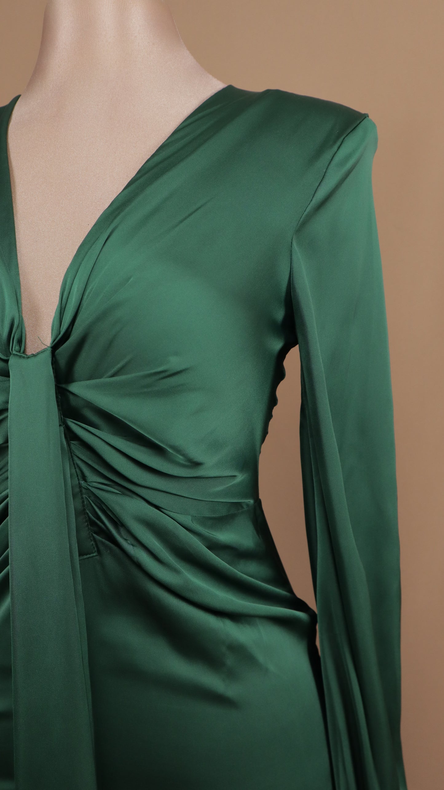 Vestido largo satinado con manga larga