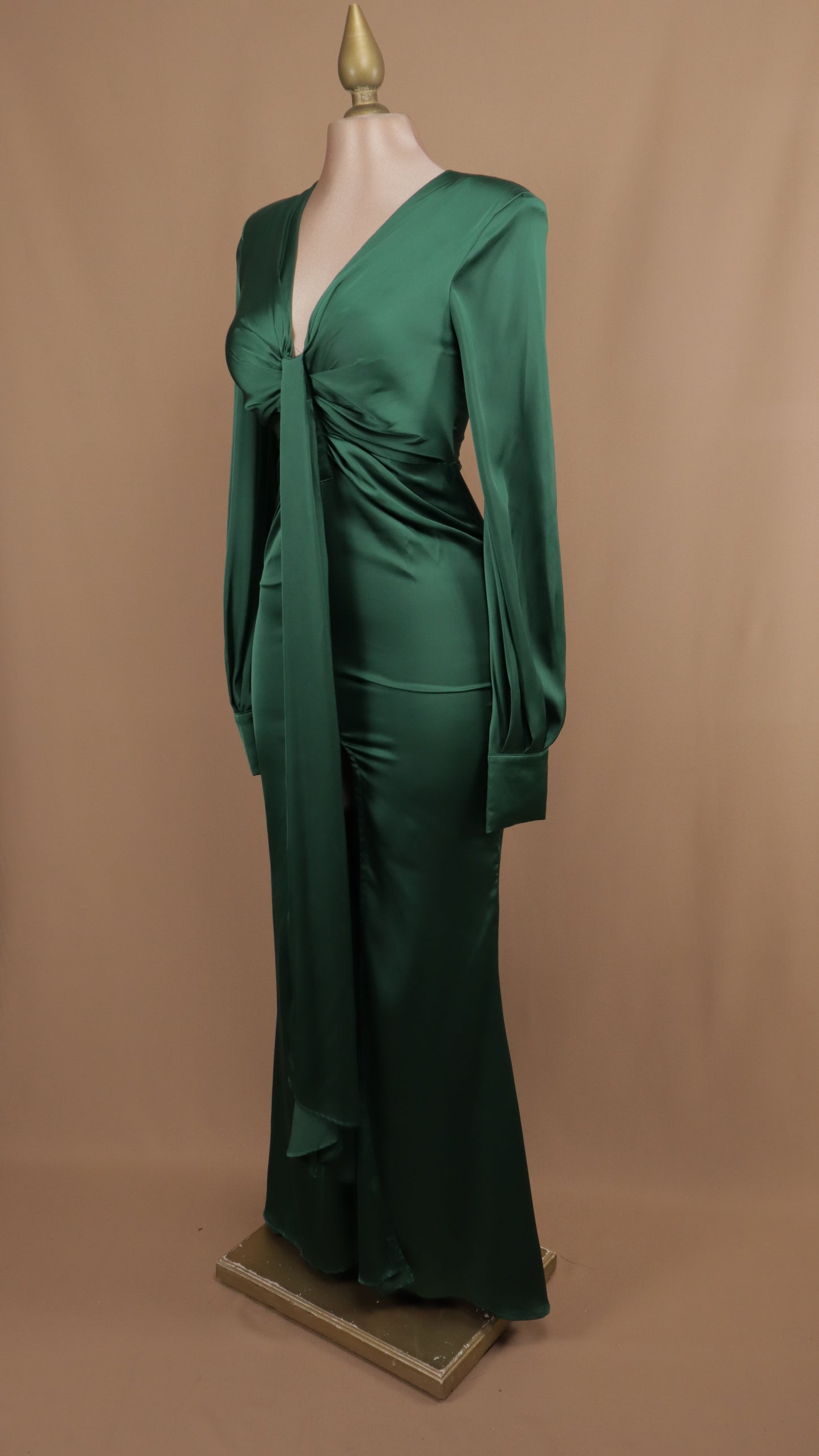 Vestido largo satinado con manga larga