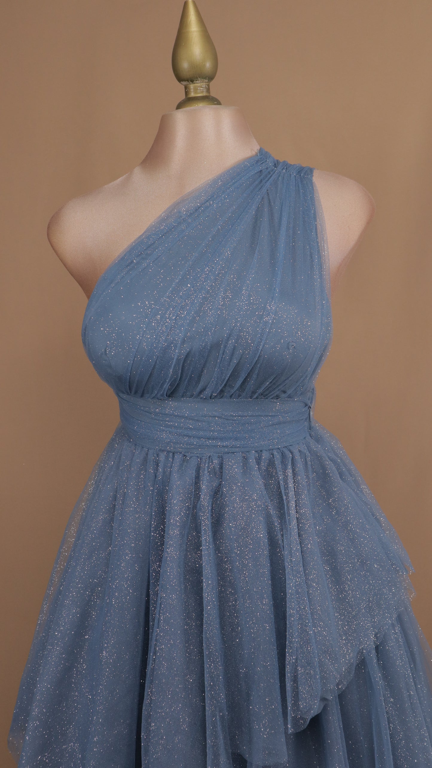 Vestido largo asimétrico con destellos  y olanes
