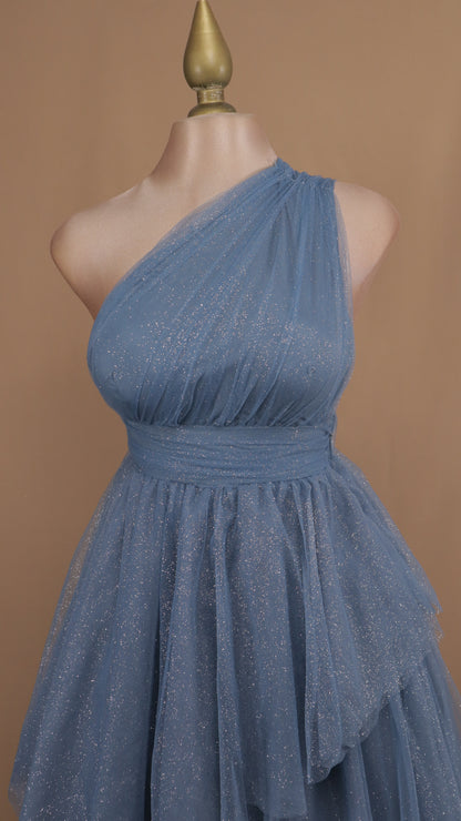 Vestido largo asimétrico con destellos  y olanes