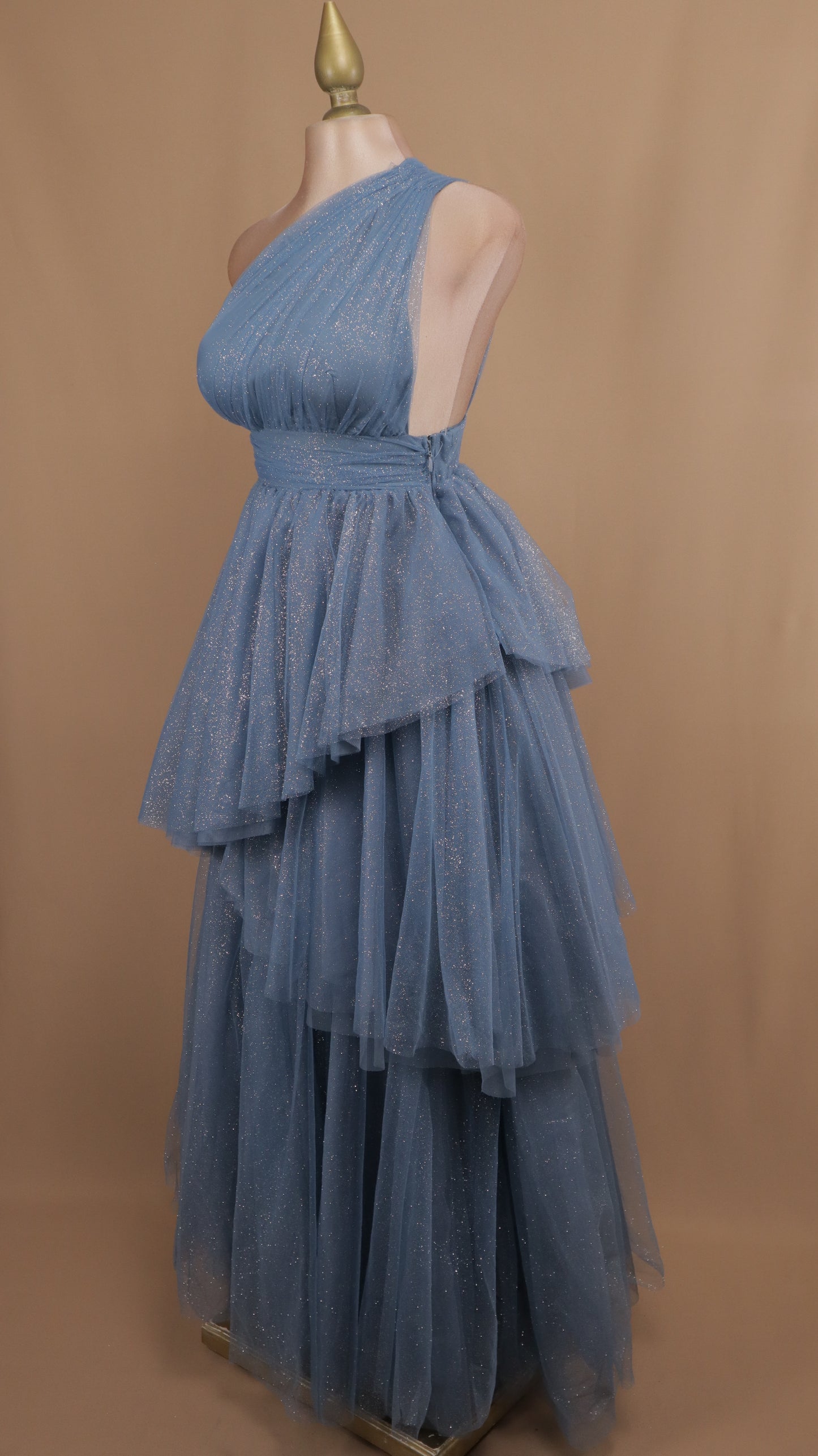Vestido largo asimétrico con destellos  y olanes