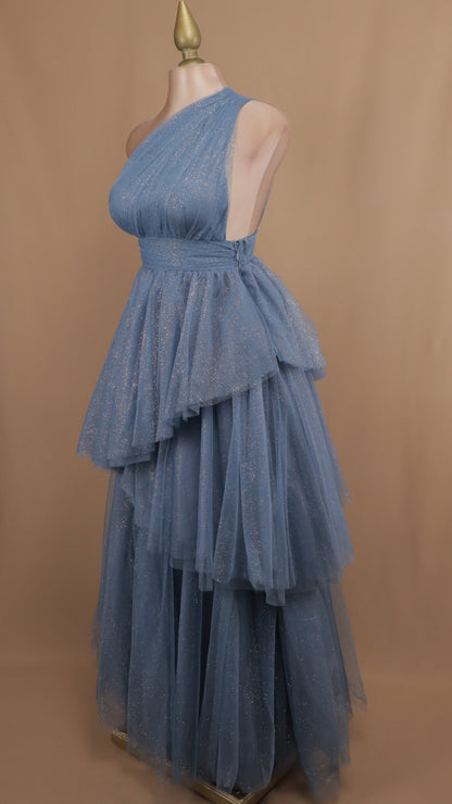 Vestido largo asimétrico con destellos  y olanes