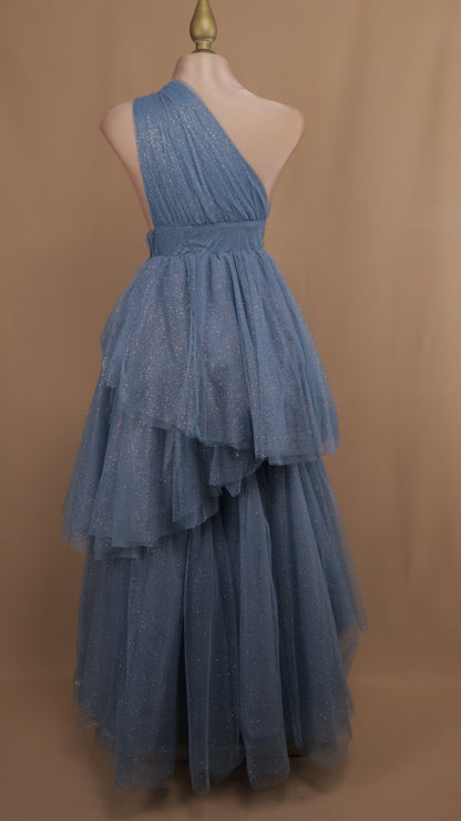 Vestido largo asimétrico con destellos  y olanes