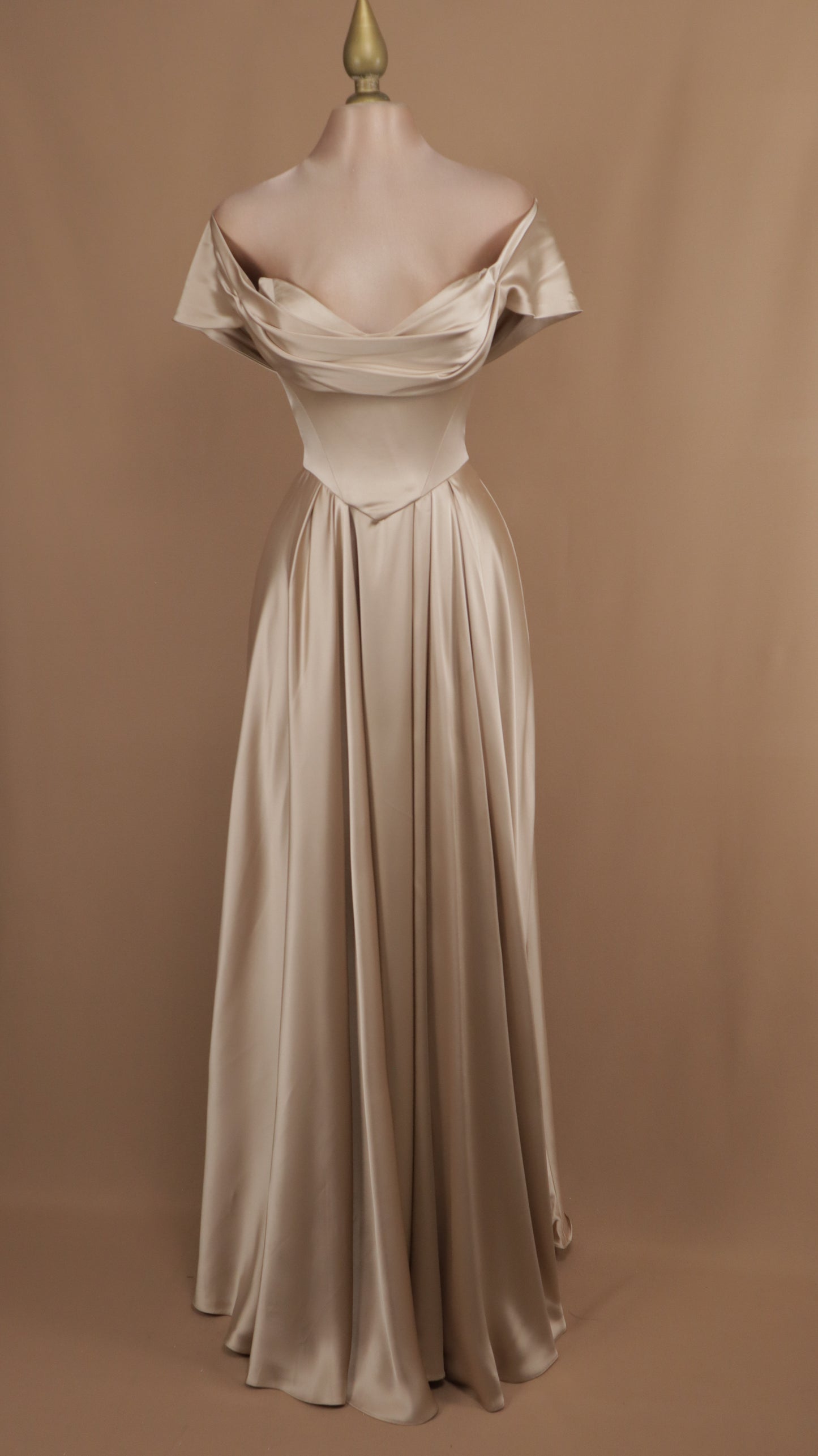 Vestido largo satinado al hombro con corset