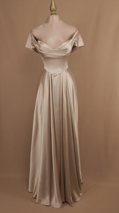 Vestido largo satinado al hombro con corset