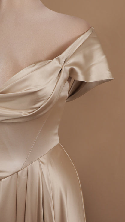 Vestido largo satinado al hombro con corset
