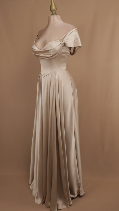 Vestido largo satinado al hombro con corset