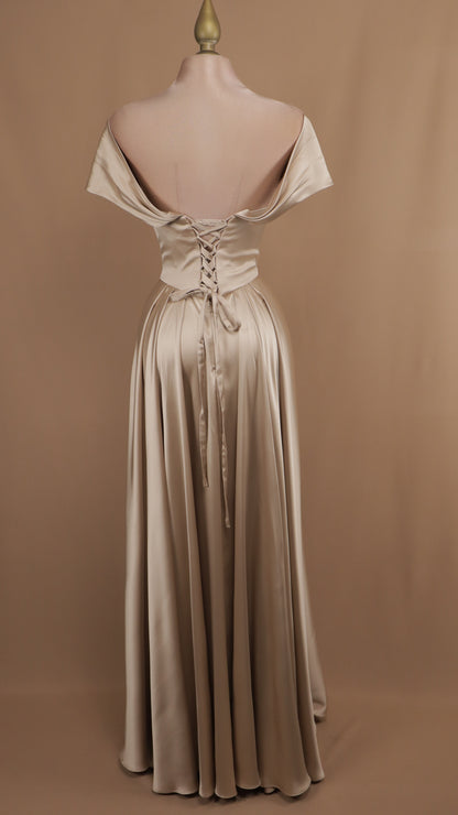 Vestido largo satinado al hombro con corset