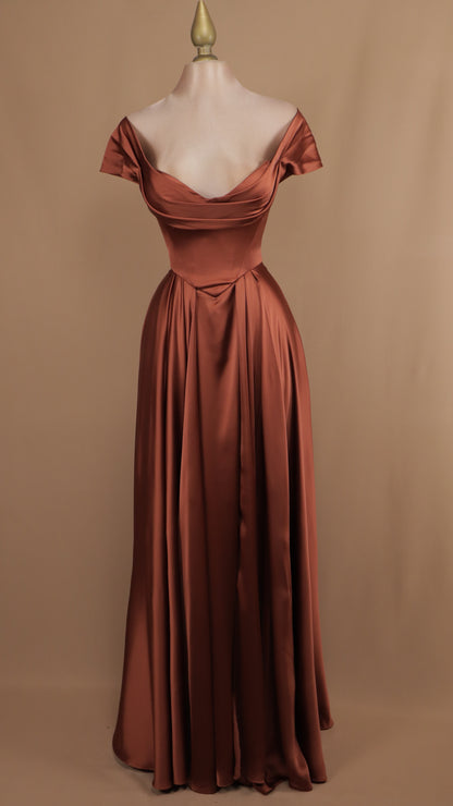 Vestido largo satinado al hombro con corset