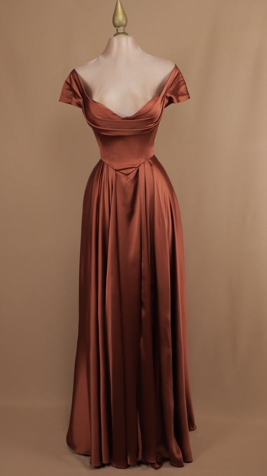 Vestido largo satinado al hombro con corset